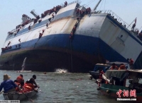 印尼载175人渡轮倾覆 乘客船员弃船逃生