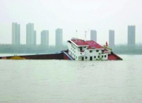 南京籍万吨运砂船江中触礁下沉 船上3人获救