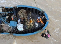 渔船遇风浪搁浅进水 直升机浪尖上救起9名渔民