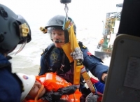 两船员因台风被困海上 直升机惊险救助