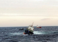 上海船长指挥渔船用缆绳救13名倾覆船船员，众船鸣笛庆祝