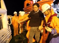 菲律宾船员在长江口水域突发疾病 中方派船救援