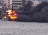 大连一艘载有23吨燃油、携带十几个瓦斯罐的渔船突燃大火