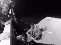 深夜救援：大风海浪 随波漂泊19位渔民命悬一线