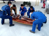 南海第一救助飞行队西沙琛航岛救助一名烫伤船员