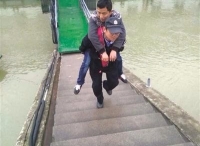 宜昌一船员受伤 民警背伤者爬百级“天梯”施救