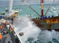 渔船船员被船锚砸伤 东海舰队钱三强船紧急救援