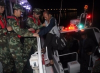 广西防城港一采砂作业船失火 5名被困船员获救