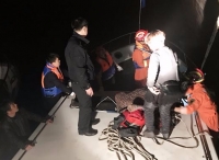 船员掉落六米深舱 海事消防协力救助