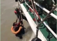 浦东外高桥水域突发沉船事故 2名船员被海警成功救起
