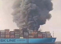 大火发生49天后，Maersk Honam轮终于抵达杰贝阿里准备靠港了！