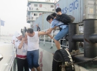 三峡海事部门及时出艇救助生病船员