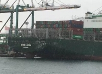 突发丨长荣8452Teu美线集装箱船在高雄被铁砂船撞凹！