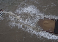 上海芦潮港一货船遇险下沉，直升机神勇吊索救起6船员