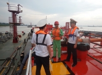 岳阳海事局加强高温期到港危险品船作业现场监管