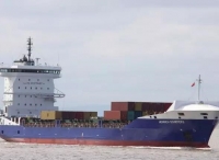 一艘集装箱船撞上了河堤，事发比利时安特卫普港！