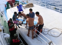 舟山捕鱼船员受伤 浙江海警300海里生死救援