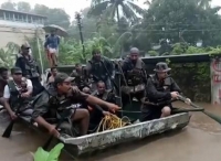 印度渔民在洪水中自发开船解救受困民众获网友称赞“真心英雄”