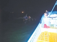 莱州仨渔民救起7名大连船员 深夜深海救援视频刷爆微信圈
