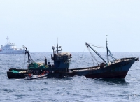 东部战区海军官兵接力救助失事翻扣渔船 5名船员成功获救