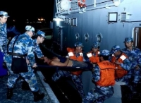 蚌埠舰吉安舰救助失事翻扣渔船 营救地方船员5人