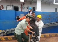 潍坊边检站及时救助一名菲律宾籍受伤船员