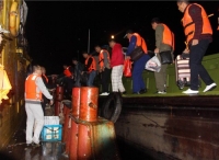 渔船午夜触礁 15名船员获救