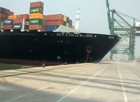 惊险！印度一巨型集装箱船掉头失败撞上码头