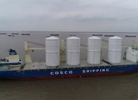 中远海运特运大祥轮成功吊装4件巨型果汁罐，创造特运船舶吊点高度最高纪录
