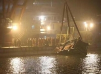 重庆坠江公交被打捞出水:车身变形 现场鸣笛致哀！