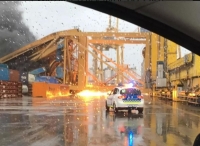客滚船撞倒岸桥，导致装有危险品的集装箱起火