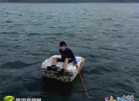 两位大男孩拿泡沫板当船 海上玩命“漂流”