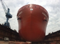 上海船厂全球首艘冰级散货船顺利下水