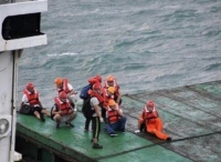 台风“利奇马”致狂风巨浪 烟台海域9名遇险船员获救