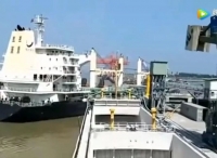 轰隆！一艘5万吨货轮撞上码头! ... 塌了