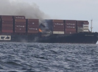 突发！ZIM集装箱船起火，数十集装箱坠海！船员已安全撤离