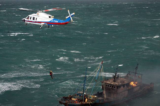 事故救助-东海渔船起大火 直升机6米高浪中救下10名()