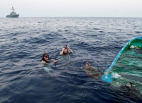 美国舰队执行海上安全行动 船员潜水解救被困海龟