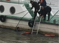 外高桥航道江面两船碰撞 7人救起1人失踪