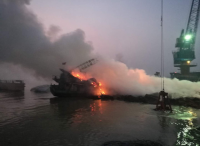 “芦苇”船燃起大火 部门协作成功处置