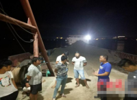 三亚警方联合执法 连夜查处两艘非法采砂船