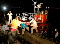 1名难产孕妇及41名作业船员被困海上