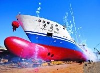我国首艘自主设计建造客箱船“海蓝鲸”号顺利下水