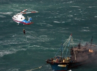 直升机风浪中救人 利用绳索救起被困船员