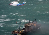 东海渔船起大火 直升机6米高浪中救下10名船员(图)