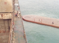 钦州砂船侧翻7人落水5人获救 潜水员搜救失踪船员