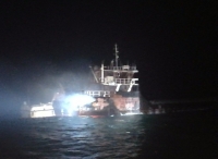 夜幕中货船船舱被火光笼罩 船上还有5名船员！