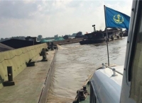 船队驳船破损漏水，洪泽海事紧急救援