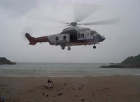 南海救助局紧急救援49名被台风“塔拉斯”围困游客