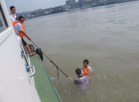 宜昌海事成功救助2名落水船员